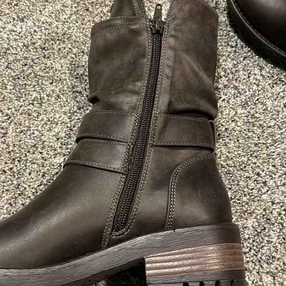 B-52 by Bullboxer brown heeled boots. - Picture 3 of 5